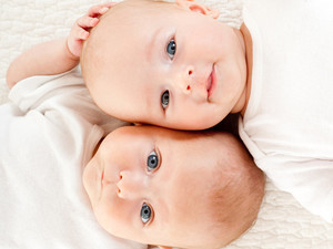 Doi bebelusi